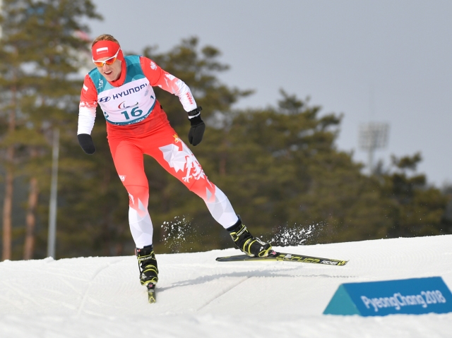 Witold Skupień biegnie na nartach