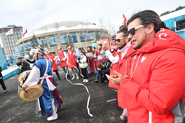 Łukasz Szeliga i Wojciech Taraba (obaj z dredami na głowach) podczas ceremonii powitania w wiosce olimpijskiej