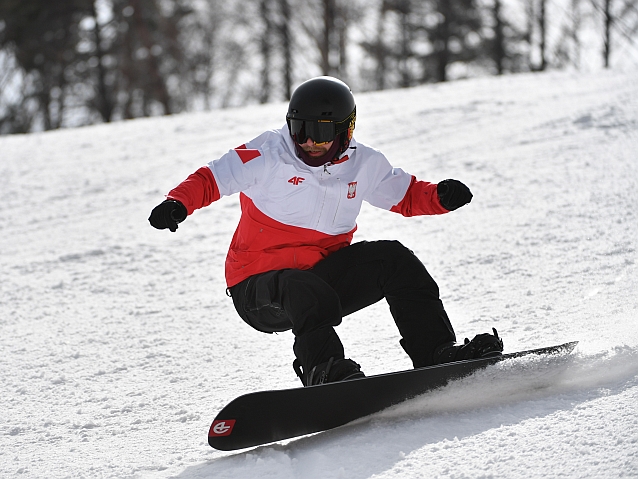 Wojciech Taraba podczas zjazdu na snowboardzie