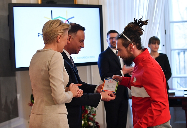 Wojciech Taraba odbiera plakietkę, czyli nominację paraolimpijską z rąk prezydenta Andrzeja Dudy i jego małżonki Agaty Kornhauser-Dudy