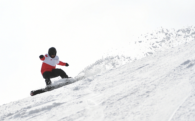 Wojciech Taraba podczas dynamicznego zjazdu na snowboardzie