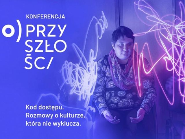 grafika niebieska po prawej zdjęcie kobiety po lewej na górze konferencja o przyszłości na dole kod dostępu. rozmowy o kulturze która nie wyklucza