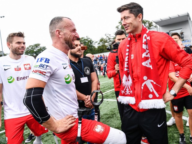 zawodnicy amp futbolu roześmiania w rozmowie z robertem lewandowskim