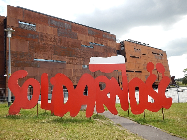 Wielki napis: Solidarność, a w tle Europejskie Centrum Solidarności