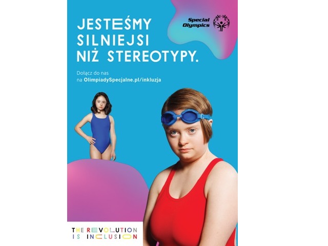 plakta na niebieskim tle na górze napis jesteśmy silniejsi niż stereotype po prawej logo olimpiad specjalnych niżej dwie dziewczynki z zespołem downa w kostiumach pływackich