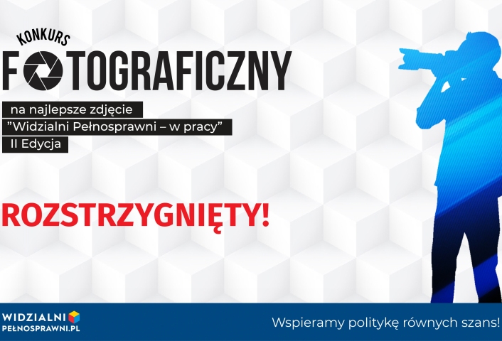 baner z napisem konkurs fotograficzny na najlepsze zdjęcie widzialni pełnosprawni - w pracy II edycja, na dole czerwonym drukiem rozstrzygnięty. po prawej rysunek mężczyzny z aparatem przy oku