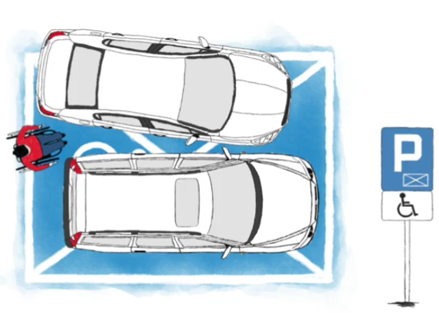dwa auta stoją na jednym miejscu parkingowym dla osób z niepełnosprawnością. przy bagażniku znajduje się mężczyzna na wózku, który nie może dostać się do własnego auta