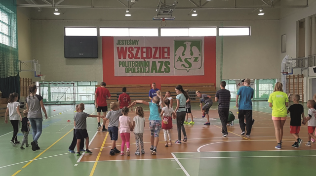 Gromada dzieci z cukrzycą na hali sportowej