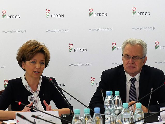 Konferencja w PFRON. Za stołem siedzą prezes PFRON Marlena Maląg i Krzysztof Michałkiewicz, Pełnomocnik Rządu ds. Osób Niepełnosprawnych