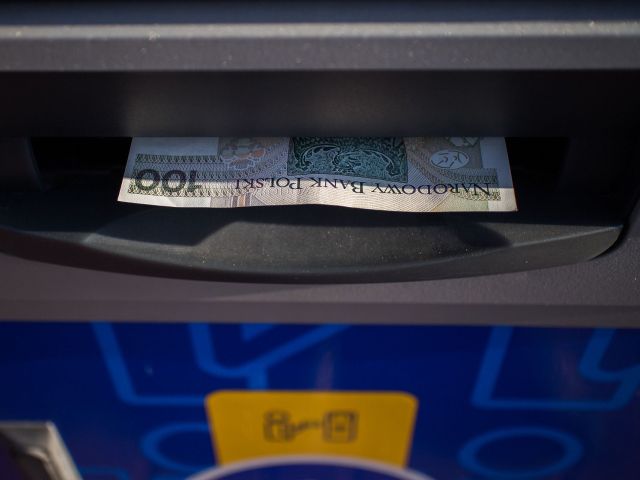 100 zł wychodzi z okienka bankomatu