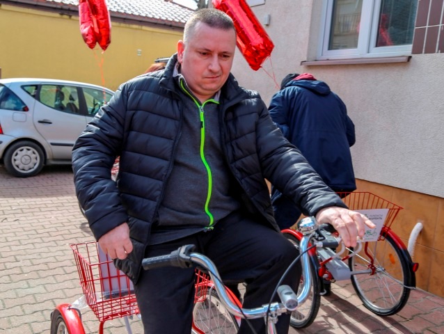 mąż pani Katarzyny na rowerze trójkołowym