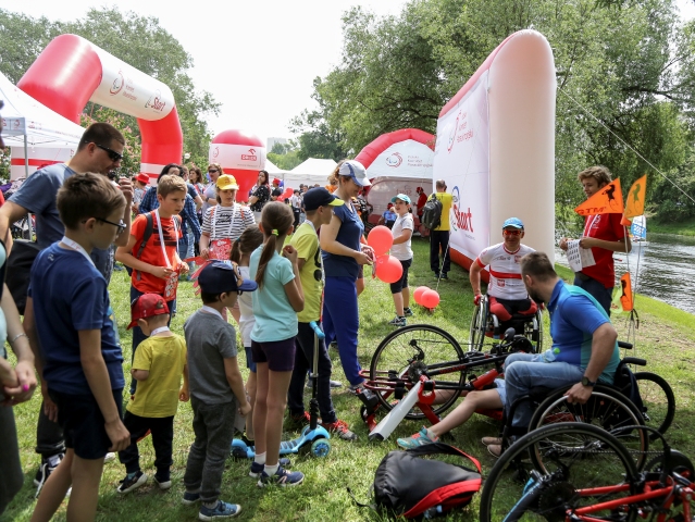 Kilka osób w sferze paraolimpijskiej przy sprzęcie sportowym