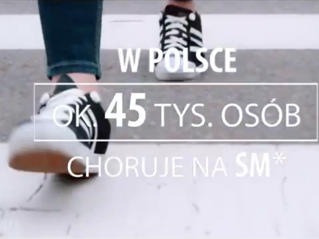 trampki na przejściu dla pieszych, napis: W Polsce żyje ok. 45 tys. osób chorych na SM