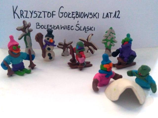 wyrobione z plasteliny figurki bałwan, snowboardziści, osoby na nartach