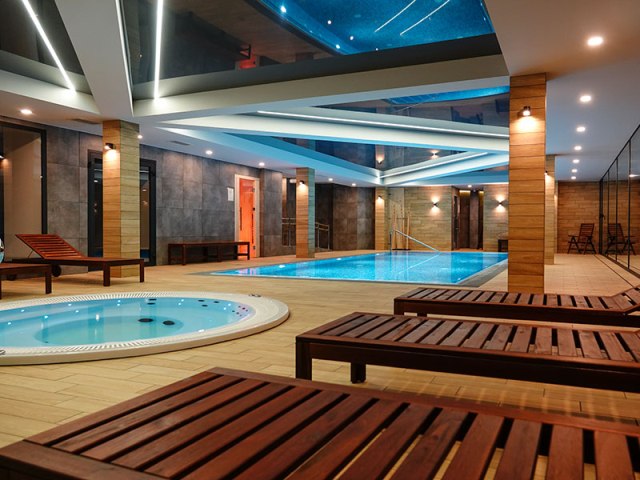 ustroń jacuzzi drewniane leżaki i baseny z jacuzzi