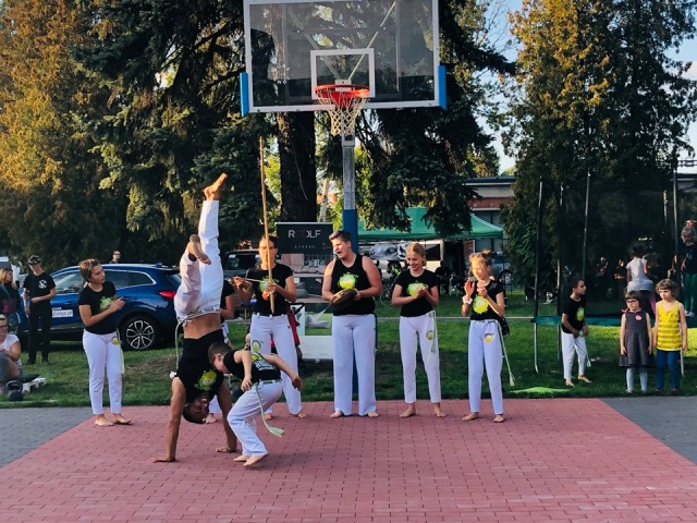 pokaz capoeiry na boisku pod koszem