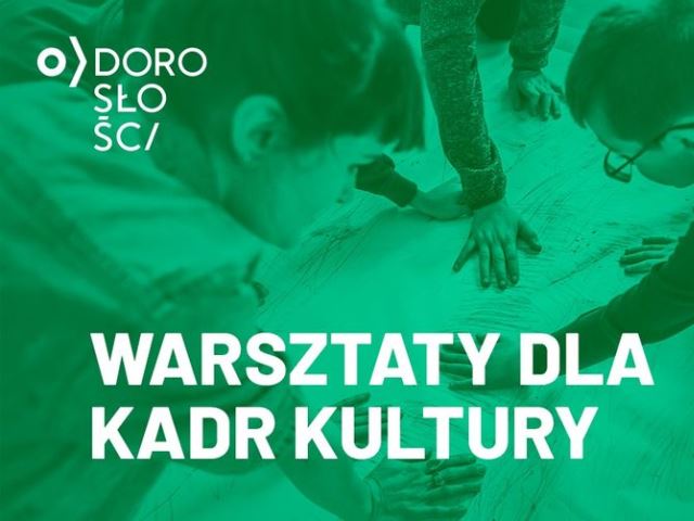 na zielonym tle zdjęcia z warsztatów napis o dorosłości warsztaty dla kultury