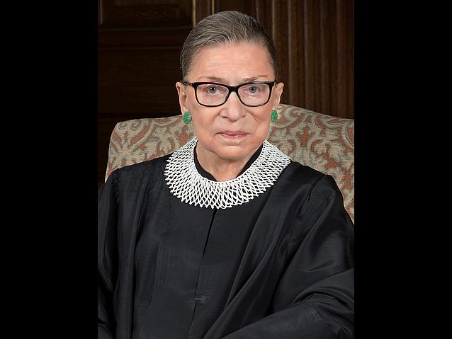 Ruth Bader Ginsburg, elegancko ubrana starsza pani