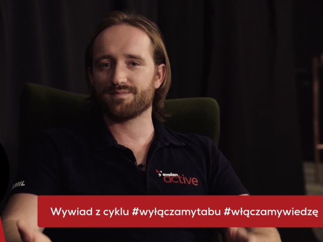 Zdjęcie Kamila Toczydłowskiego na dole czerwony pasek z napisem wywiad z cyklu #wyłączamytabu #włączamywiedzę