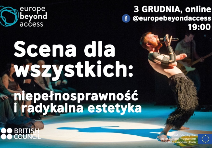 mężczyzna z mikrofonem na scenie w tle inny z gitarą po lewej siedzi publiczność napis europe beyond access scena dla wszystkich niepełnosprawność i radykalna estetyka  3 grudnia 19.00 online