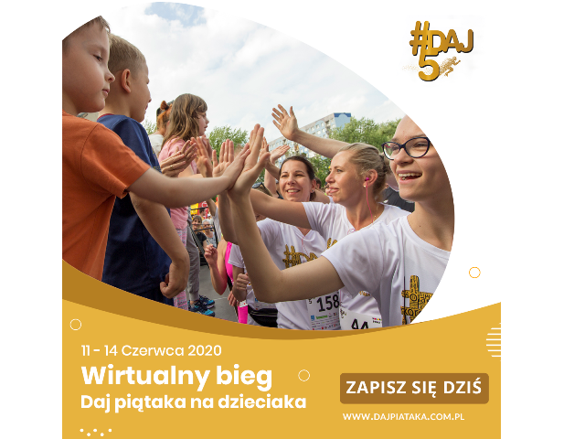 zdjęcie uśmiechniętej młodzieży przybijającej sobie piątkę na górze logo #daj5 na dole 11-14 czerwca 2020 wirtualny bieg daj piątaka na dzieciaka zapisz się dziś