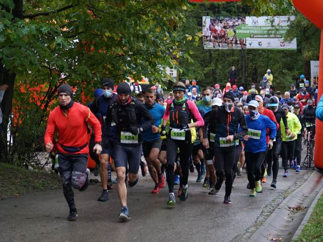 biegnące osoby w Ekstremalnym Półmaratonie