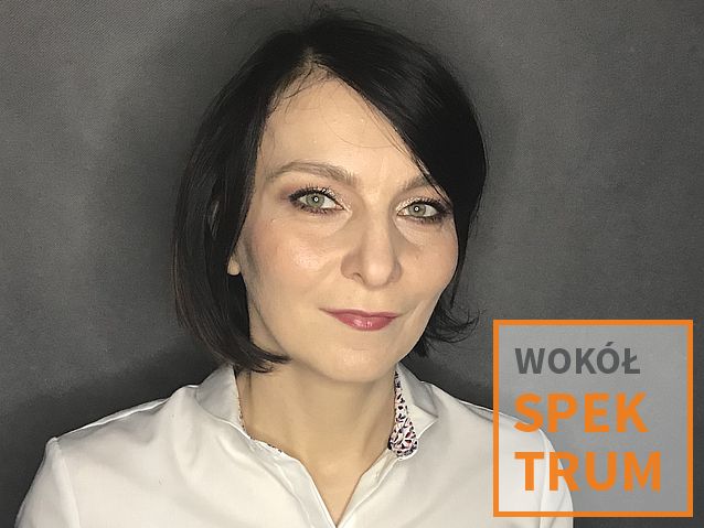 Twarz Ewy Grzelak, młodej, czarnowłosej kobiety. Obok napis: wokół spektrum