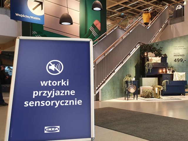 niebieska tablica z logo ikea i napisem wtorki przyjazne sensorycznie ustawiona w sklepie