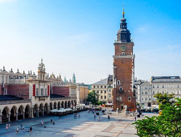 widok na sukiennice i kościół mariacki w krakowie