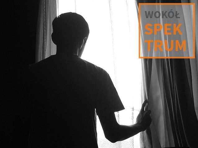 Młody mężczyzna wygląda przez okno zza firany, obok napis: wokół spektrum