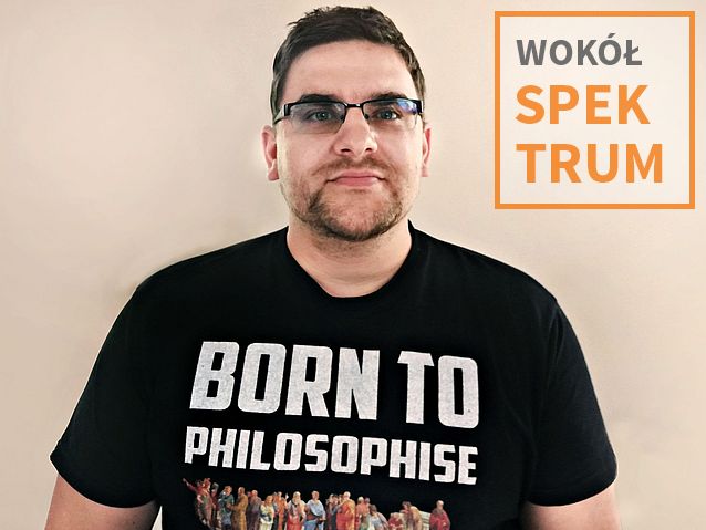 Maciej Wodziński w koszulce z sylwetkami starożytnych filozofów i z napisem: born to philosophise