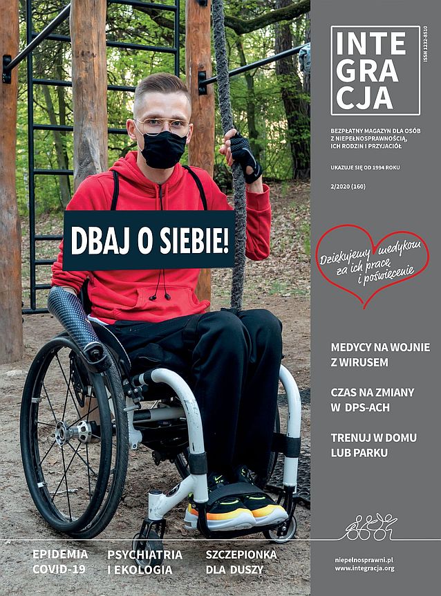 Okładka magazynu Integracja. Na zdjęciu młody mężczyzna w maseczce na wózku, trzyma zwisającą linę na placu do treningów. Napis brzmi: dbaj o siebie!