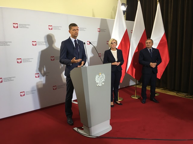 przy mównicy stoi min. Dariusz Piontkowski podcza konferencji po jego lewej stronie wicemin. Marzena Machałek i Maciej Kopeć