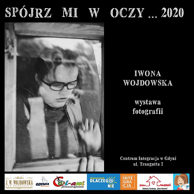 Czarno-białe zdjęcie młodej kobiety za szybą. Napisy: Spójrz mi w oczy... 2020. Iwona Wojdowska. Wystawa fotografii. Centrum Integracja w Gdyni, ul. Traugutta 2