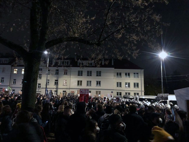 tłum strajkujących na ul. Mickiewicza, odgrodzony kordonem policji