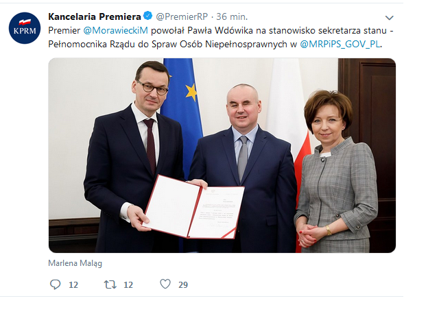 tweet kancelarii premiera na zdjęciu od lewej premier trzyma w ręku nominację obok Paweł Wdówik obok niego od prawej Marlena Maląg