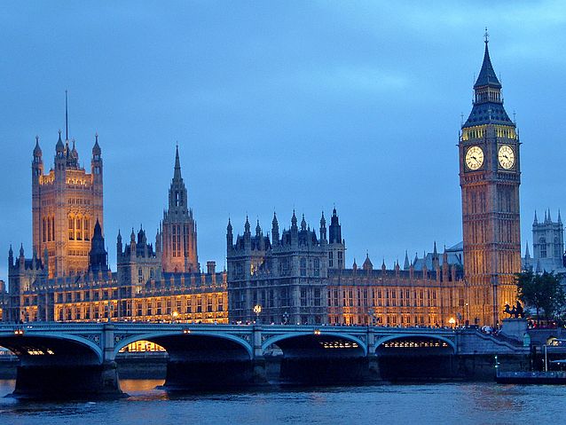 Londyn. Budynek parlamentu, po prawej wieża zegarowa, tzw. big ben