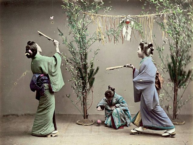 Stare zdjęcie kobiet ubranych w kinona, grających w hanetsuki, czyli odmianę badmintona