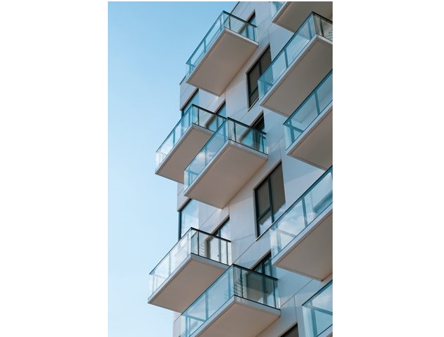 nowoczesny blok z oszklonymi balkonami