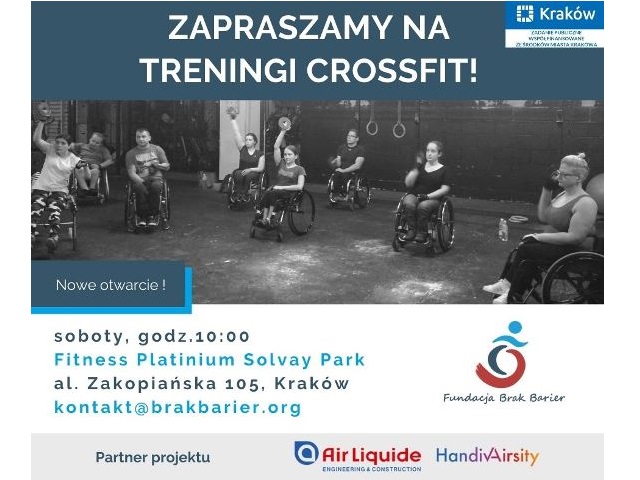 czarno-białe zdjęcie osób ćwiczących na wózkach i napis zapraszamy na treningi crossfit nowe otwarcie soboty godz. 10 fitness platinum solvay park al. zakopiańska 105 kraków