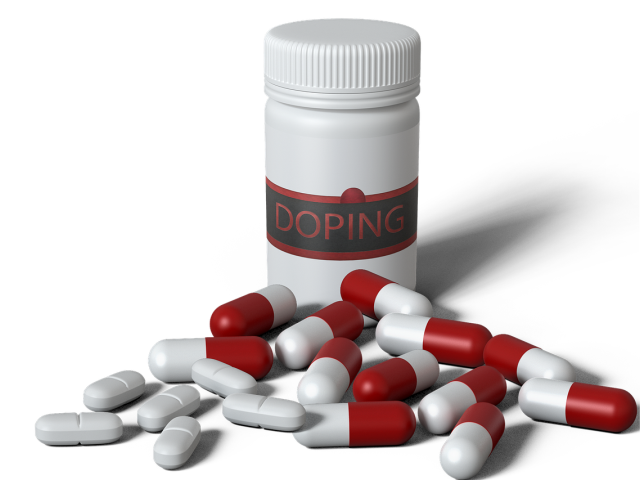 tabletki, za nimi opakowanie z napisem doping