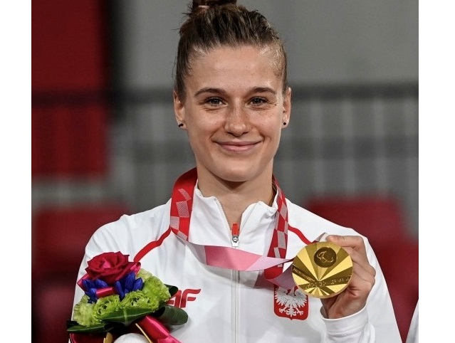 Natalia Partyka uśmiechnięta pozuje ze złotym medalem
