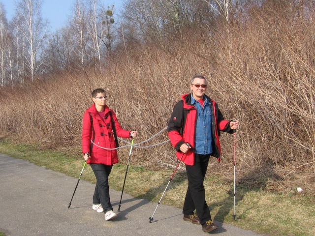 Hanna Pasterny idzie z kijkami do nordic walkingu razem w tandemie