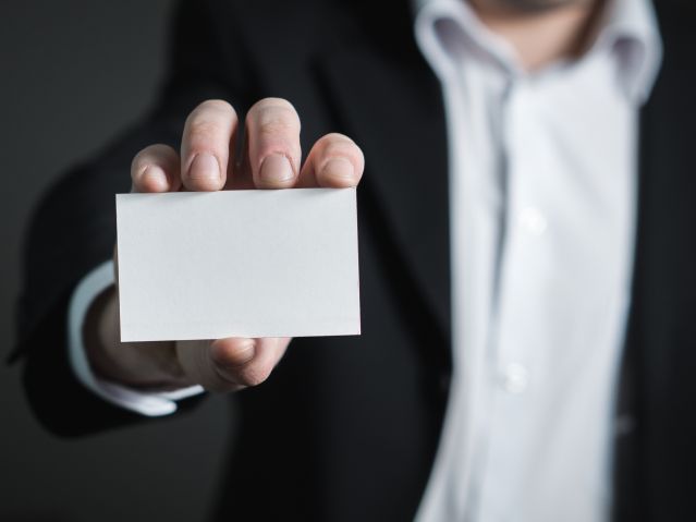 mężczyzna pokazuje kartę chipową dającą dostęp do biura