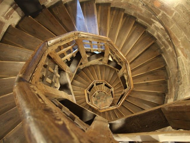 Drewniane kręte schody prowadzące w dół wieży