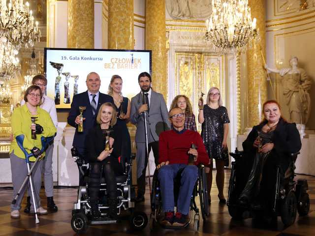 Laureaci Konkursu na wspólnym zdjęciu. Od lewej: Karolina Cybula, w pierwszym rzędzie: Róża Kozakowska, Mirosław Piesak i Renata Orłowska. W drugim rzędzie od lewej: Krzysztof Głombowicz, Alicja Stelmaszczyk, Robert Zarzecki z synem i Paula Rakowska