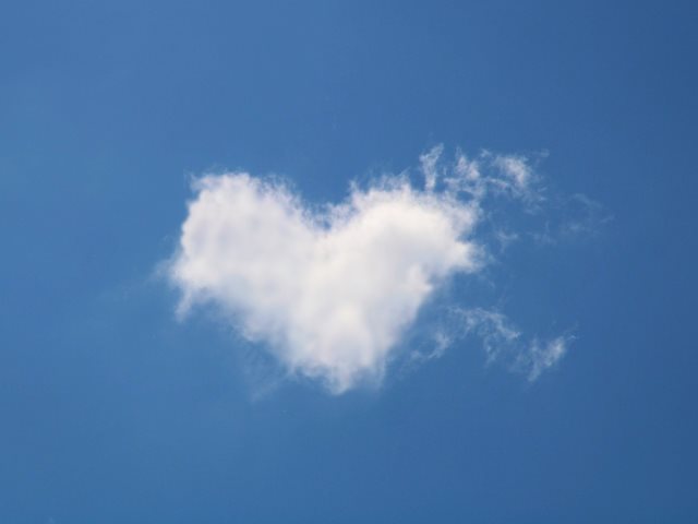 serce z białych chmur na tle niebieskiego nieba