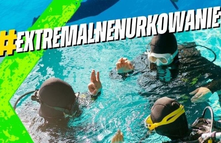 Trzech nurków w wodzie i napis#extremalnenurkowanie