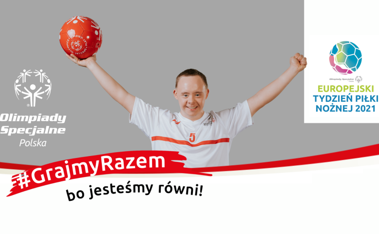 zdjęcie zawodnika z zespołem downa z wyciągniętymi rękami w jednej trzyma piłkę i logo olimpiad oraz #grajmyrazem bo jesteśmy równi