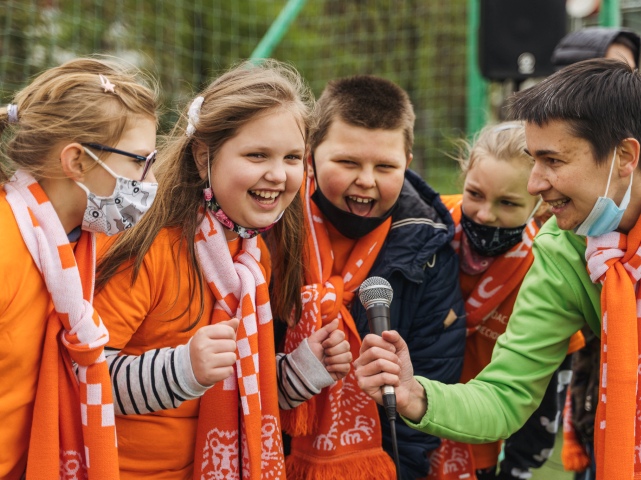 uśmiechnięte dzieci krzyczą do mikrofonu